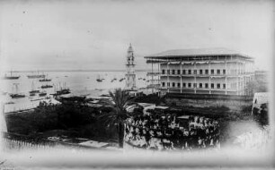 Sultanspalast : Blick auf einen Teil der Gebäude des Sultanspalasts. Vor der Küste Segelboote