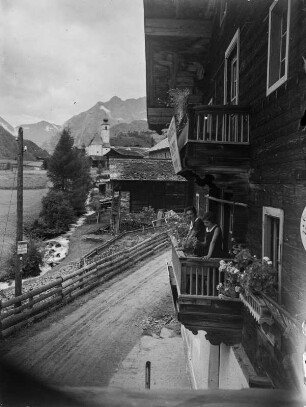 Frauenbildnis : Zwei Frauen auf dem Balkon eines Hauses in Prägraten (ca. 1312m)