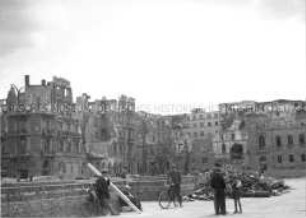 Straßenszene im zerstörten Berlin
