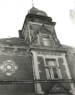 Wurzen, Bahnhofstraße. Postamt (1890). Obergeschoßfenster und Turmaufsatz