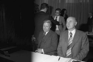 Freiburg: Kongresshalle [am Karlsplatz], Bundeskanzler Helmut Schmidt; stellvertretender Vorsitzender Hild, Rat der Evangelischen Kirche, Dortmund