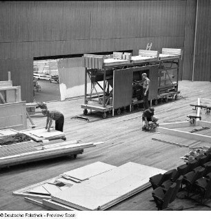 Vormontage der zweimanualigen, fahrbaren Konzertorgel (1970; Jehmlich Orgelbau) im Saal