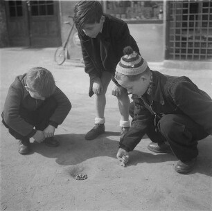 Murmelspiel : Berlin. Drei Jungen beim Murmelspiel