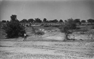 Landschaft : Mann in einer ebenen Landschaft