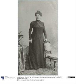 Frau in Reformkleid, Internationale Kunstausstellung Dresden
