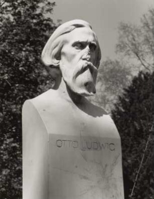 Dresden-Altstadt. Büstendenkmal für den Dichter Otto Ludwig (1911, A. Kramer) in der Bürgerwiese