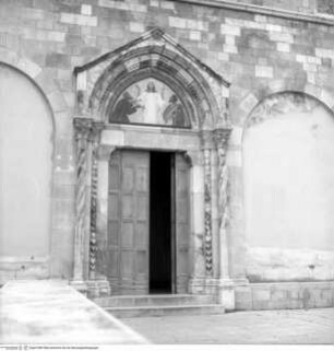 Santi Pietro e Paolo, Portal