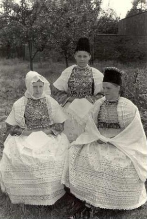 Hochzeitstracht aus Seidewinkel : Kleidung - Hoyerswerdaer Tracht. Ort: Židźino / Seidewinkel. Hoyerswerdaer Hochzeitstracht: Braut, Brautjungfer (družka), Brautführerin (słónka)