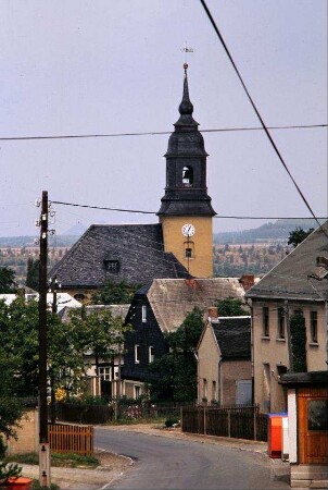 Dorfkirche und Straße mit Häusern