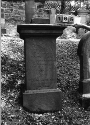 Grabstein 165 (Index: 99790417) Zustand: weiter verwittert Maße HxBxT: 106x67x67 cm: Grabstein 165