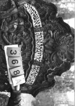 Grabstein 368 (Index: 99752590) Material: Sandstein Zustand: leicht verwittert Maße HxBxT: 176x92x13 cm Beschreibung: Stele, geschwungener Abschluß mit Mittelakroter, ovales Schriftfeld Symbolik: Muschel, Blüten, Blätter, Ranken, Voluten, Schriftband: Grabstein 368A