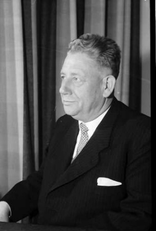 Freiburg: Amtszimmer; Regierungspräsident Anton Dichtel, Porträt