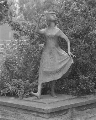 Tänzerin : Woyski, Jürgen von. Tänzerin. Aluminium. 1959. Hoyerswerda, Zoo