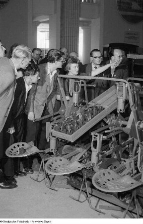 Vorstellung einer Pflanzmaschine von Setzlingen der sowjetischen Sektion auf der Leipziger Herbstmesse 1954