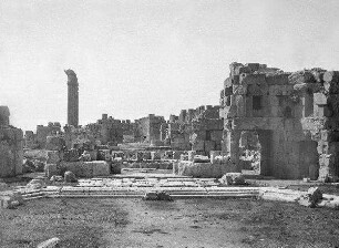 Baalbek, Blick in die Ruinen vom großen Eingangsportal aus