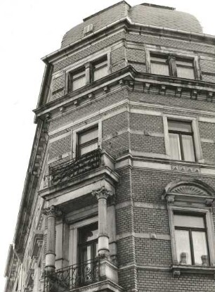 Dresden-Neustadt, Martin-Luther-Straße 12 / Ecke Martin-Luther-Platz. Wohnhaus mit Läden (um 1890). Balkone und Fenster (2.-4. Obergeschoß)