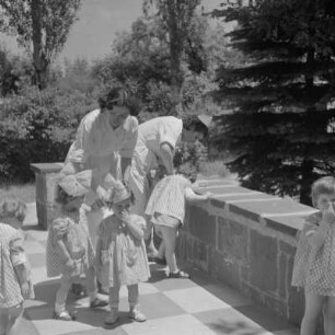 Erzieherinnen mit kleinen Kindern im Kinderheim in Sofia