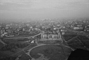 Luftaufnahme, Blick von Westen auf das Reichstagsgebäude. Berlin-Tiergarten, Platz der Republik
