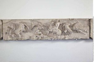 Abguß: Relief vom Südfries des Tempels der Athena Nike in Athen