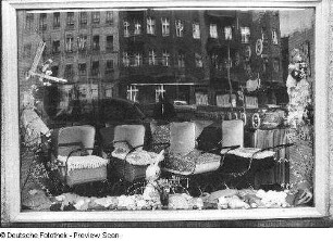 Schaufenster mit Kinderwagen
