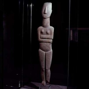 Weibliches Idol, kykladisch : Karlsruhe, Badisches Landesmuseum. Weibliches Idol mit verschränkten Armen. Herkunft unbekannt. Frühkykladisch II, frühe Spedos-Art. Marmor, Höhe: 88,8 cm.