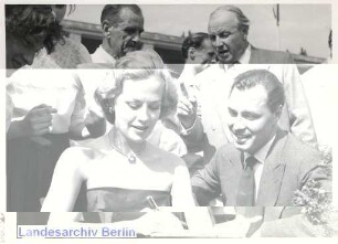 IV. Internationale Filmfestspiele Berlin 1954; Autogrammnachmittag im Sommergarten (Charlottenburg)