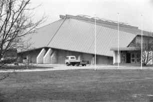 Baufertigstellung der Sport- und Mehrzweckhalle "Rheinstrandhalle" Daxlanden in der August-Dosenbach-Straße