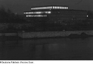 Die beleuchtete Ernst-Grube-Halle der Deutschen Hochschule für Körperkultur bei Dunkelheit