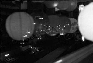 Berlin: Ausblick durch Lampions auf Budapester Straße im Restaurant Tokyo