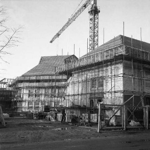 Amtsgericht: Königstraße: in Bau: Außenaufnahme: Rohbau mit Gerüsten, Plastikplanen: Dächer mit Lattung: Arbeiter: mehrere Palettengebinde mit Klinkern, Holzbalken, Pfützen: Baukran: im Vordergrund Straße Woldenhorn, Bauzaun