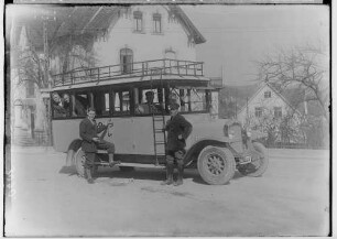 Autobus mit Fahrgästen Ecke Josefinenstraße/Gymnasiumstraße
