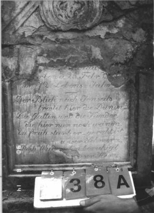 Grabstein 738 (Index: 99788515) Material: Sandstein Zustand: zerbrochen und repariert, sehr stark verwittert mit Textverlust, Aufsatz fehlt Maße HxBxT: 156x72x19 cm Symbolik: Vierpaß: Grabstein 738A