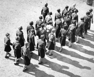 Weimar. Bund Deutscher Mädel (BdM). Mädchengruppe in Marschformation