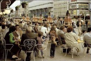 Berlin: Kaffeegäste bei Kranzler