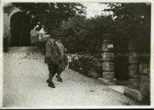 Paul von Hindenburg in seinem Urlaubsort Dietramszell an seinem 83. Geburtstag