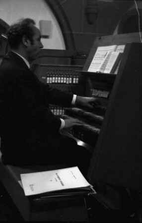 Badenweiler: Evangelische Pfarrkirche, Pfingstsonntag, Kantor Kempf an der Orgel