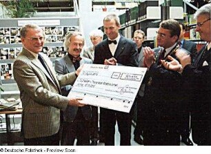 Symbolische Scheckübergabe