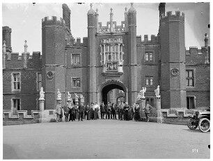 Hampton Court (Londonreise). Touristengruppe der Hapag vor der Westfassade von Hampton Court Palace (1515-1522; H. Redman)