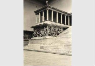 Blick auf den Pergamonaltar im Pergamonmuseum