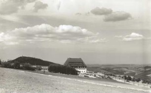 Osterzgebirge. Blick zum Berghof Raupennest bei Altenberg und zum Geisingberg