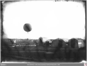 Luftschiffhallen mit Freiballon auf der Internationalen Luftschiffahrt-Ausstellung (ILA) von der Bismarckschule aus