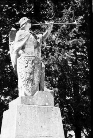 Eglofs: Posaunenengel mit Stahlhelm auf Kriegerdenkmal