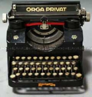 Schreibmaschine "Orga Privat Modell 1" (Nr.21739) mit Schutzhaube
