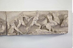 Abguß: Relief vom Südfries des Tempels der Athena Nike in Athen