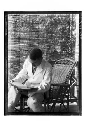 Kurt Beyer lesend : Phetchaburi. Dr. Kurt Beyer lesend auf seiner Veranda, 1909