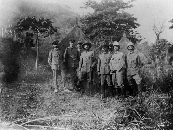 Mitglieder der Militärstation in Bamenda, Kamerun.