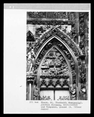 Rechtes Portal — Tympanon mit der Geburt Christi