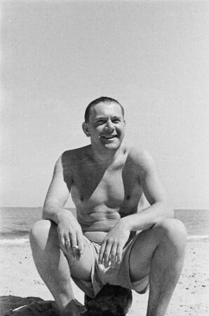 Reisefotos Mittelmeer. Junger Mann am Strand