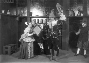 Die lustigen Weiber von Windsor. Schauspiel von William Shakespeare nach der Übersetzung von Baudissin. Staatsschauspiel Dresden, Dresdner Erstaufführung 03.10.1929 mit Musik von Arthur Chitz : Stella David als Frau Hurtig, Frank Ostwald als Simpel, Adolf Wohlbrück als Doktor Cajus und Adolf Winterheld als Rugby