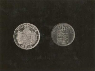 Münzen aus einem Kupferbehälter : links: Fünf Thaler, rechts: Zwei Pfennige, 1846, Kupfer, Vorderseite